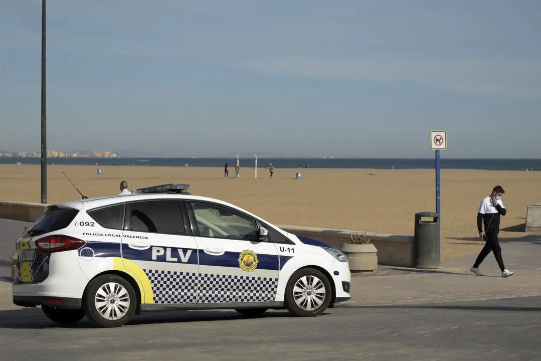 Un coche de la Polic&iacute;a Local en la Playa de Malvarrosa - Jorge Gil / Europa Press