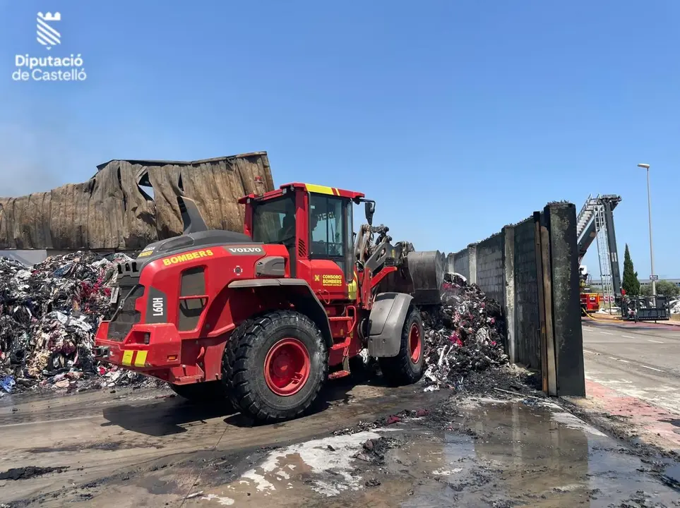 Bomberos dan por controlado el incendio industrial de Almassora - CONSORCIO PROVINCIAL DE BOMBEROS DE CASTELL&Oacute;N