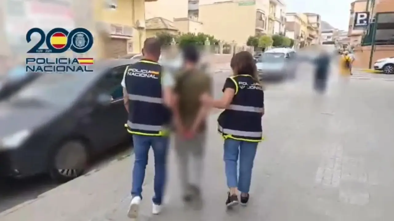 Imagen de espaldas del detenido acusado de cometer once agresiones - POLIC&Iacute;A NACIONAL