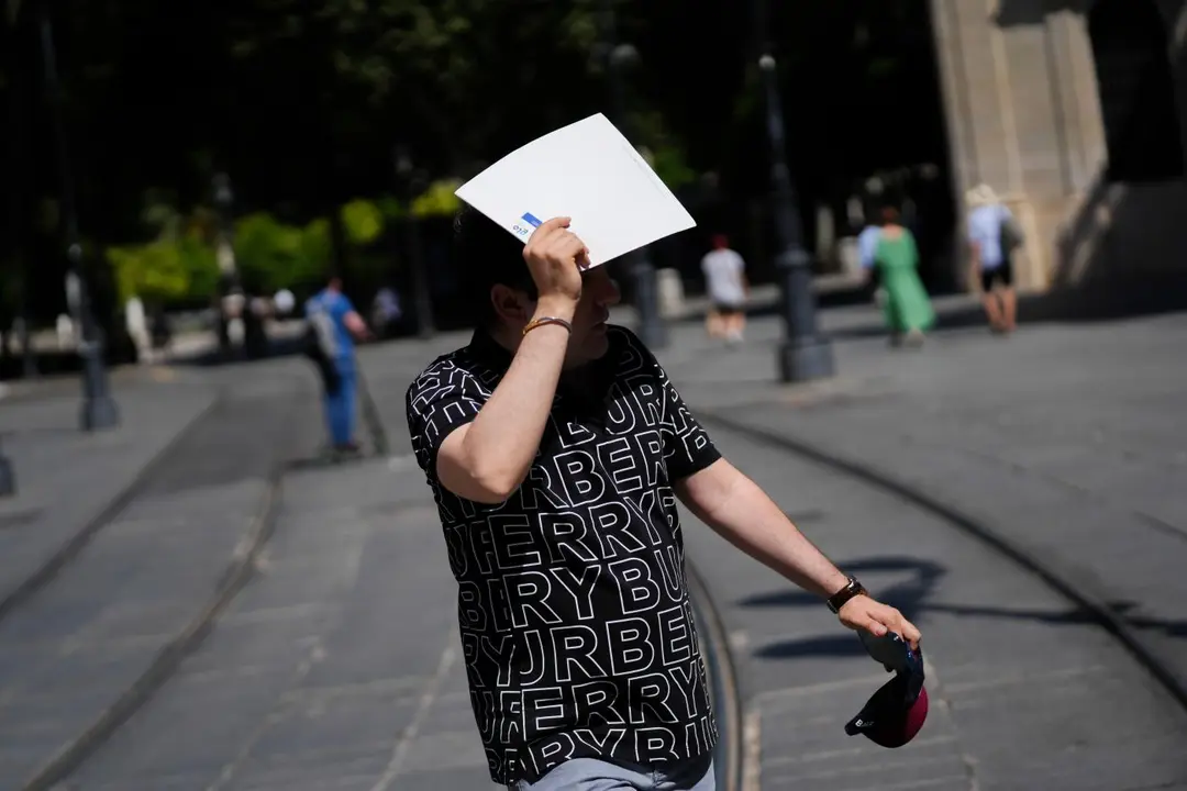 Un hombre se protege del sol. - Europa Press.