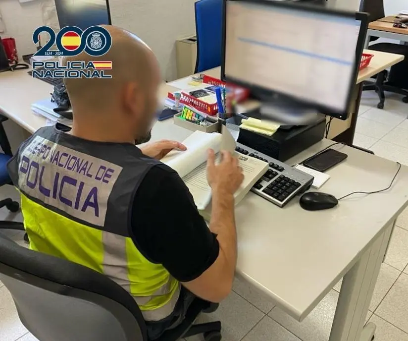Polic&iacute;a Nacional. - EP