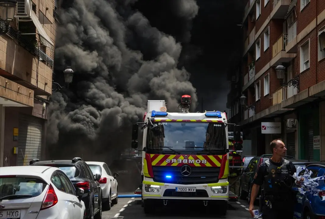 Un cami&oacute;n de bomberos durante un incendio en la avenida del Puerto. - Eduardo Manzana / Europa Press