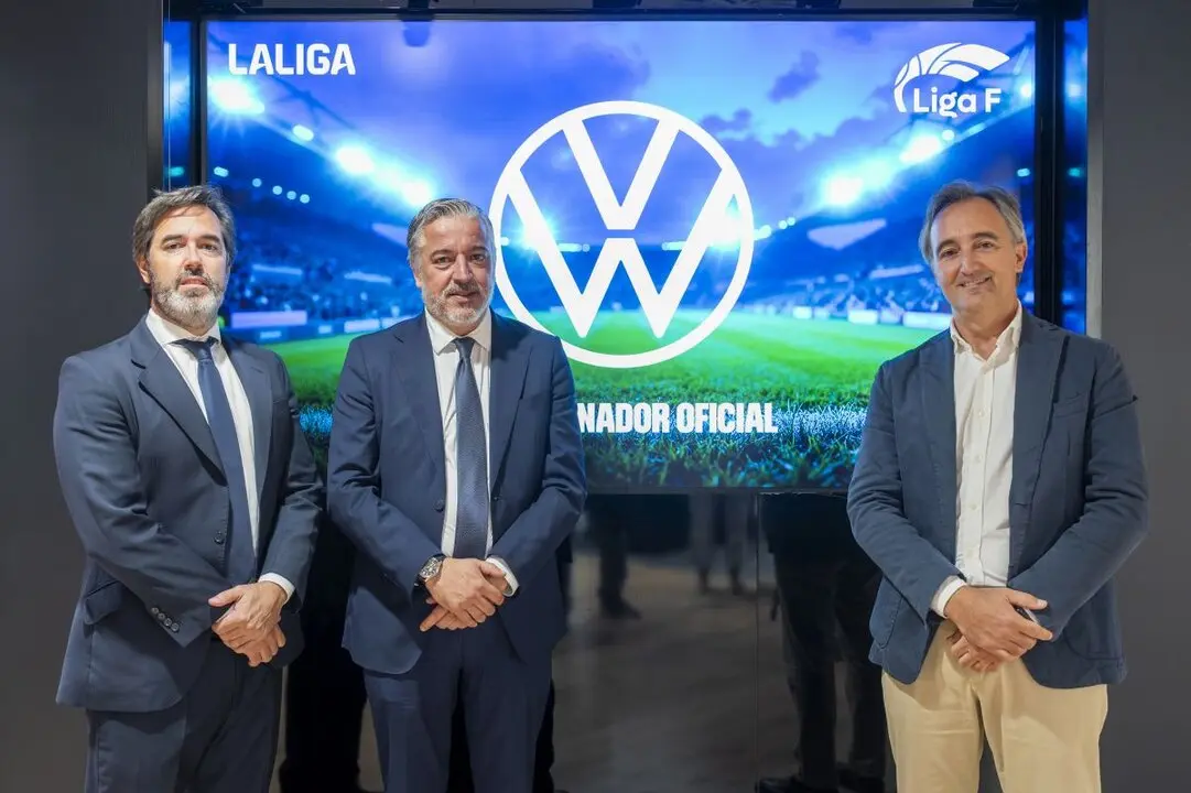 Responsables de Volkswagen LaLiga y Liga F tras la firma del acuerdo | Foto de LaLiga