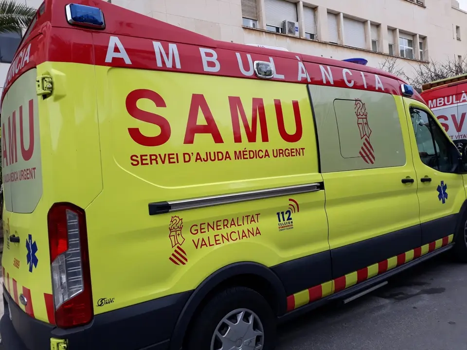 Imagen de archivo de una ambulancia del SAMU en Alicante. | EUROPA PRESS
