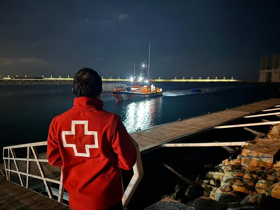 Efectivos de Cruz Roja en el Puerto de Alicante esperan la llegada de inmigrantes | Cruz Roja Alicante
