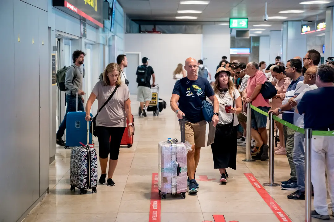 Llegada de pasajeros a la terminal 1 del aeropuerto Adolfo Su&aacute;rez Madrid-Barajas | A. P&eacute;rez Meca / EP