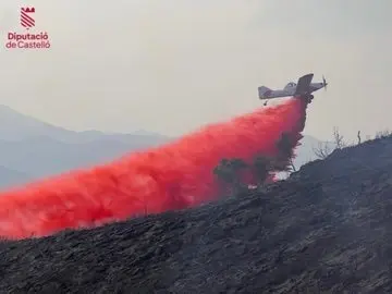 Tareas de extinci&oacute;n del incendio de Artana. | Europa Press.