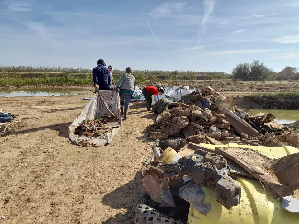 Voluntarios limpian zonas afectadas. | Europa Press.