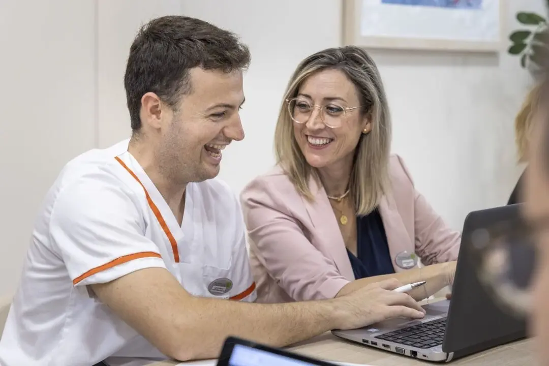 Una docente, junto a uno de los alumnos | Foto de Fundaci&oacute;n DomusVi