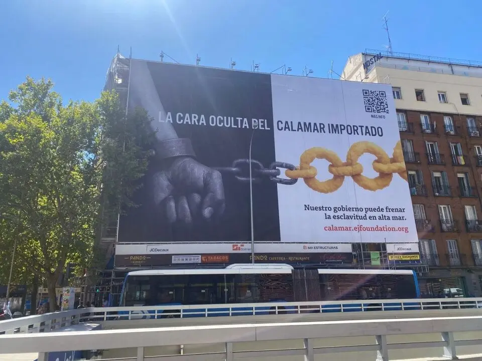 Lona situada junto al Ministerio de Agricultura en Madrid.