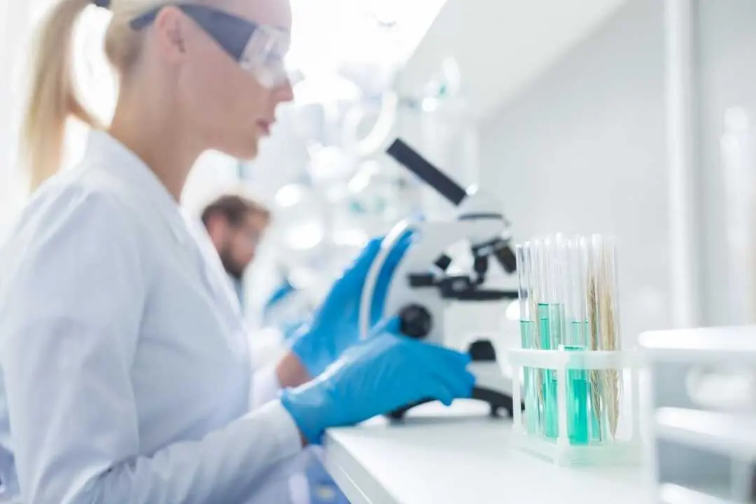 Investigadora en un laboratorio | Foto de 123RF/shevchukandrey