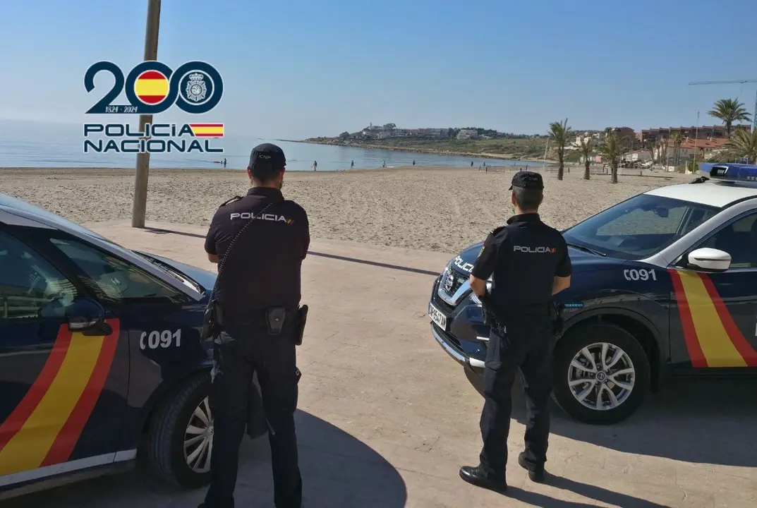 Agentes de la Polic&iacute;a Nacional en una playa de Alicante. Imagen de archivo.
- POLIC&Iacute;A NACIONAL