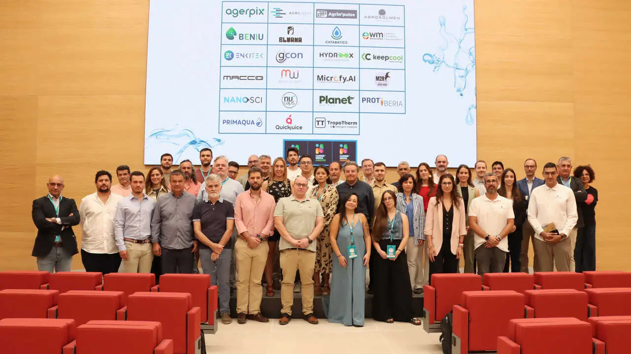 Foto de familia de los responsables de las empresas seleccionadas con los profesionales de Cajamar.