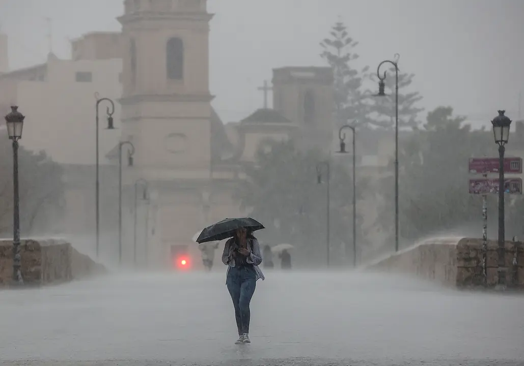 Una persona camina con un paraguas bajo la lluvia | Rober Solsona / Europa Press