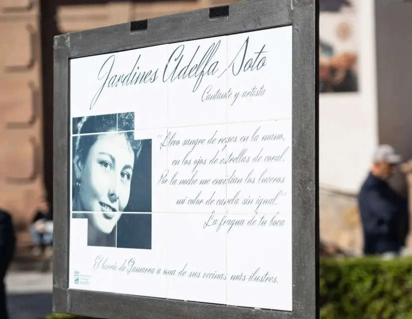 Placa en los jardines que llevan el nombre de la cantaora Adelfa Soto | AYUNTAMIENTO DE M&Aacute;LAGA