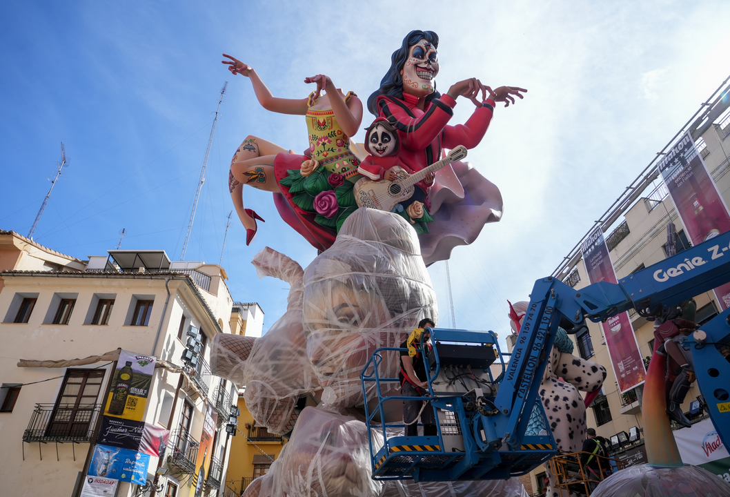 Montaje de la falla El Pilar | Eduardo Manzana / Europa Press