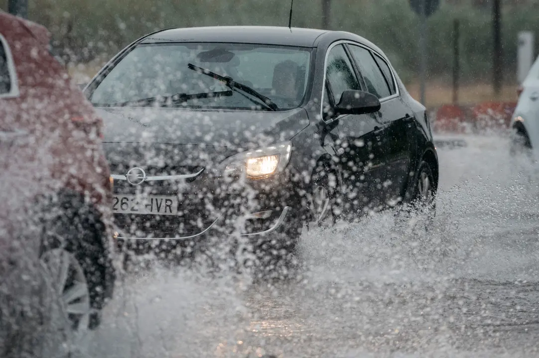 Un coche circula bajo la lluvia | Paco Poyato / Europa Press