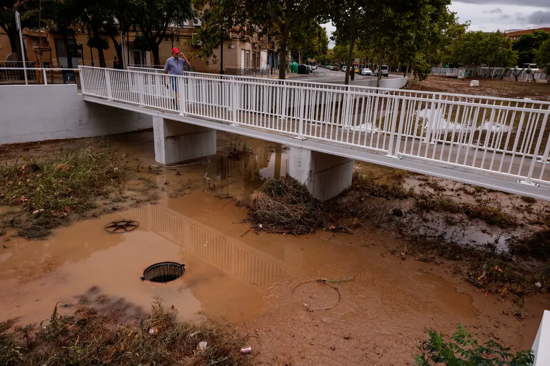 Varias personas pasan por un puente del barranco de La Saleta (archivo). | EP