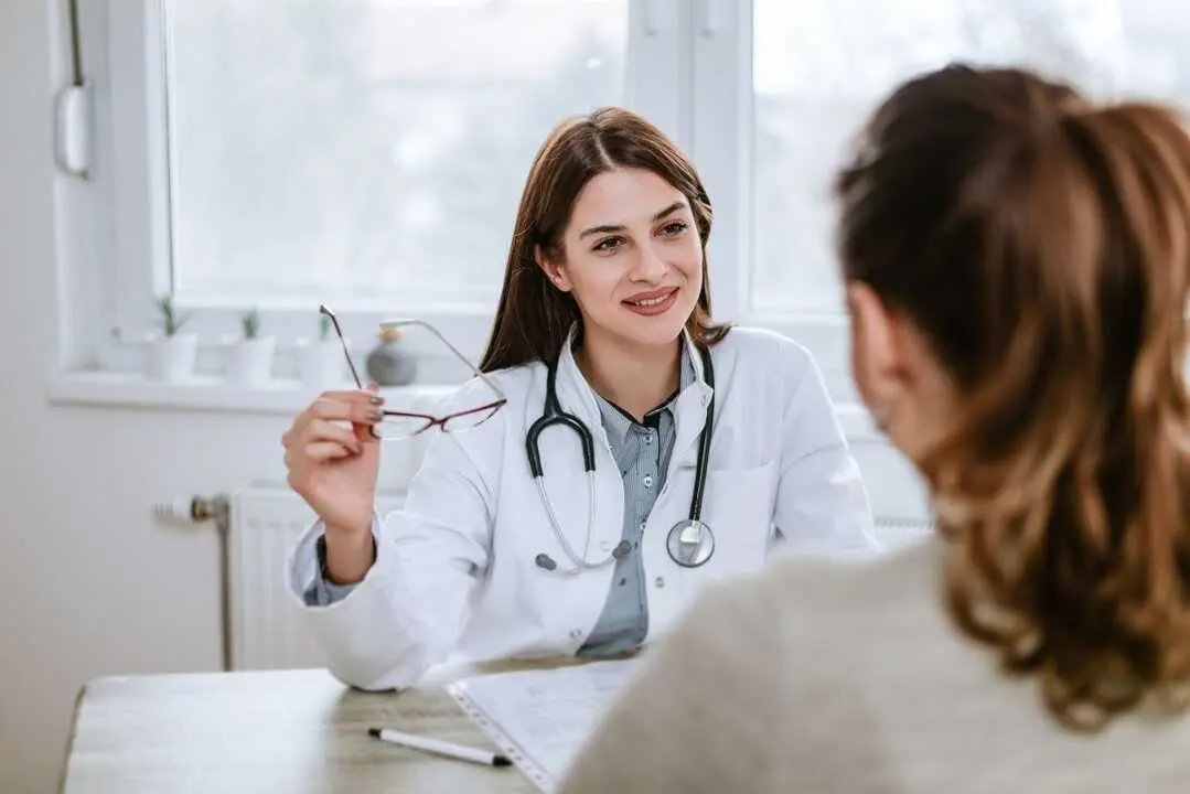 Doctora con una paciente. | 123RF/bnenin