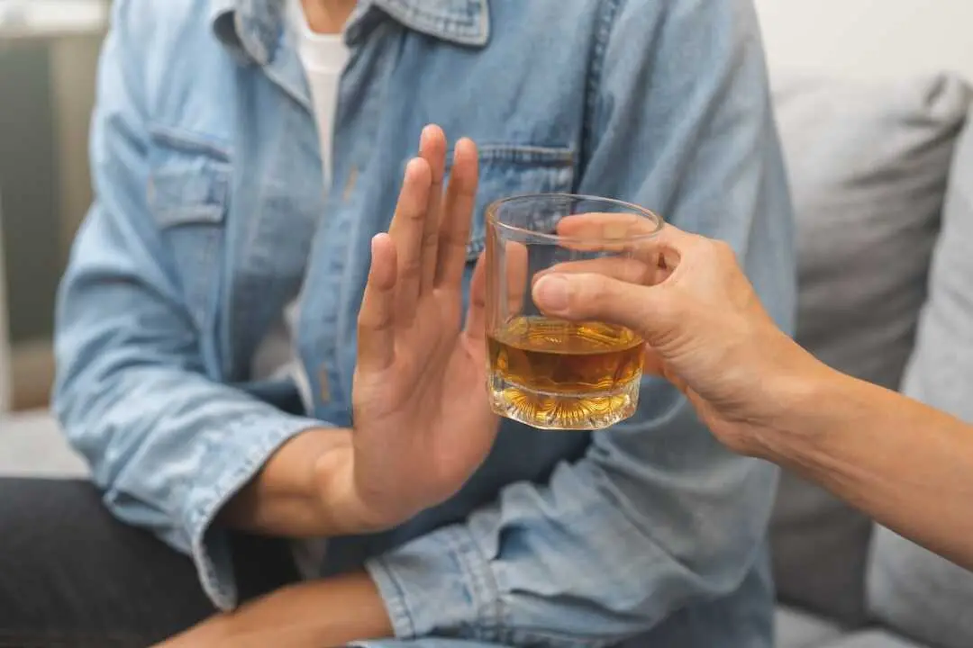Una persona rechaza una copa de alcohol. | FAS