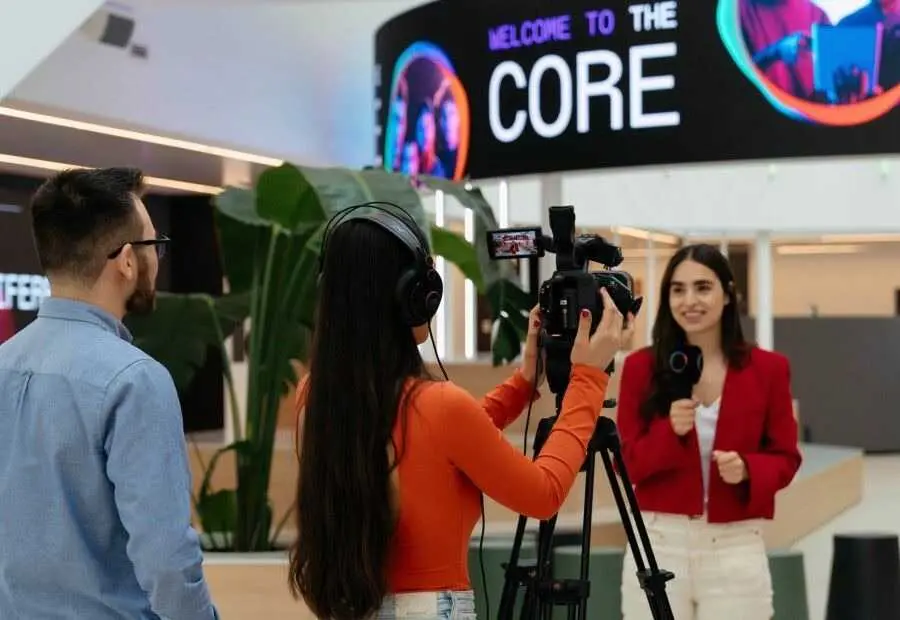 Unos empleados televisivos realizan una grabaci&oacute;n. | The Core