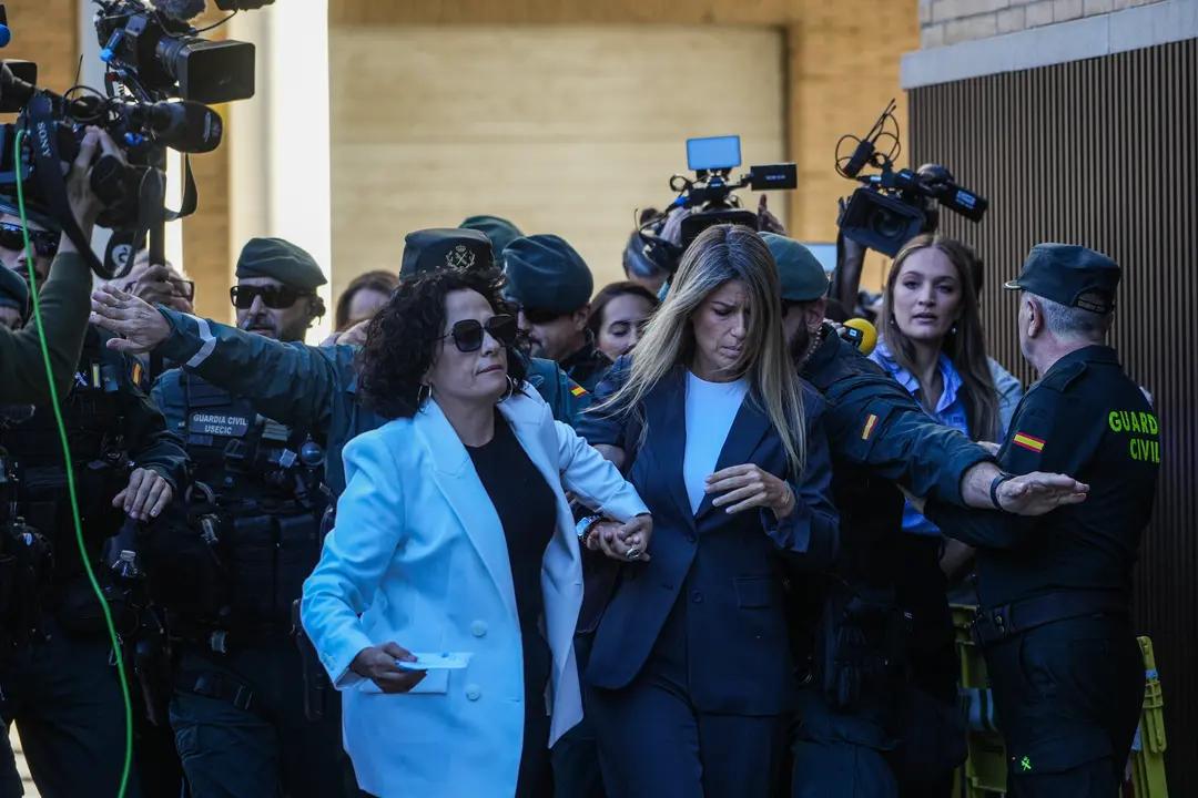 La periodista Maribel Vilaplana (d) a su llegada a los Juzgados de Catarroja. | Jorge Gil - Europa Press