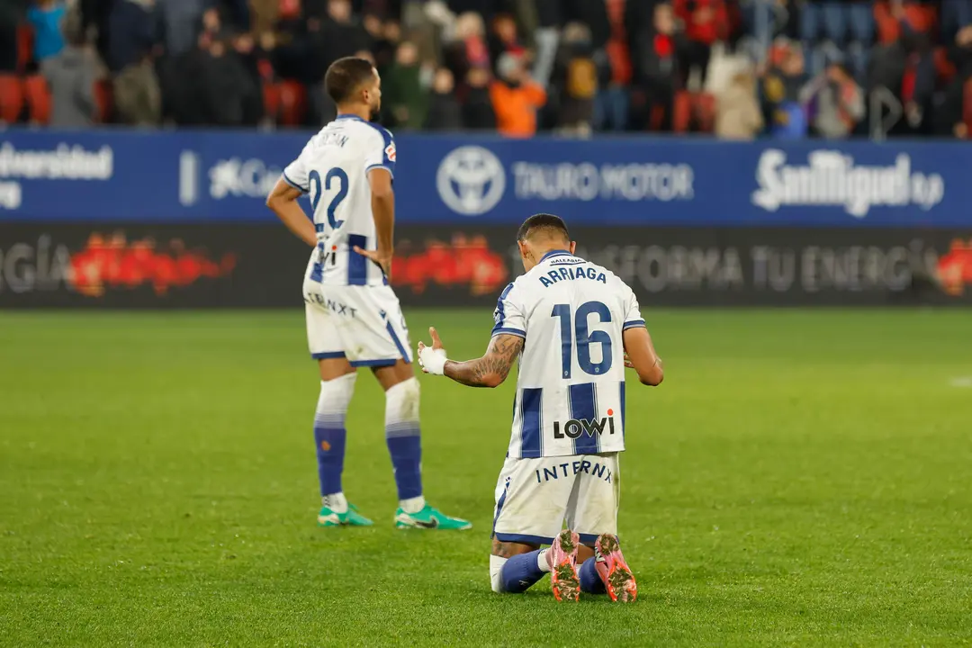 Los jugadores del Levante Kevin Arriaga (d) y Jeremy Toljan, al t&eacute;rmino del partido. | EFE