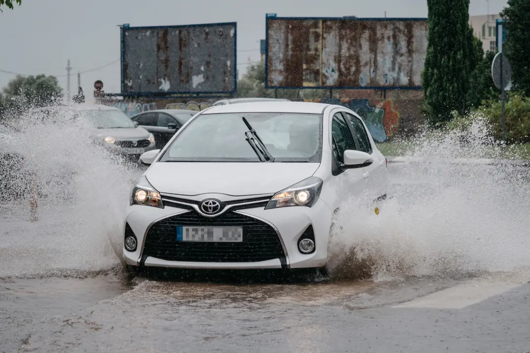 Un coche circula bajo la lluvia | Paco Poyato / Europa Press