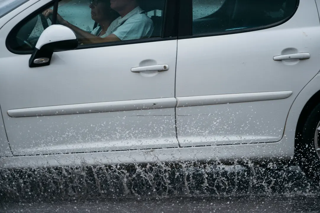 Un coche circula bajo la lluvia | Paco Poyato / Europa Press