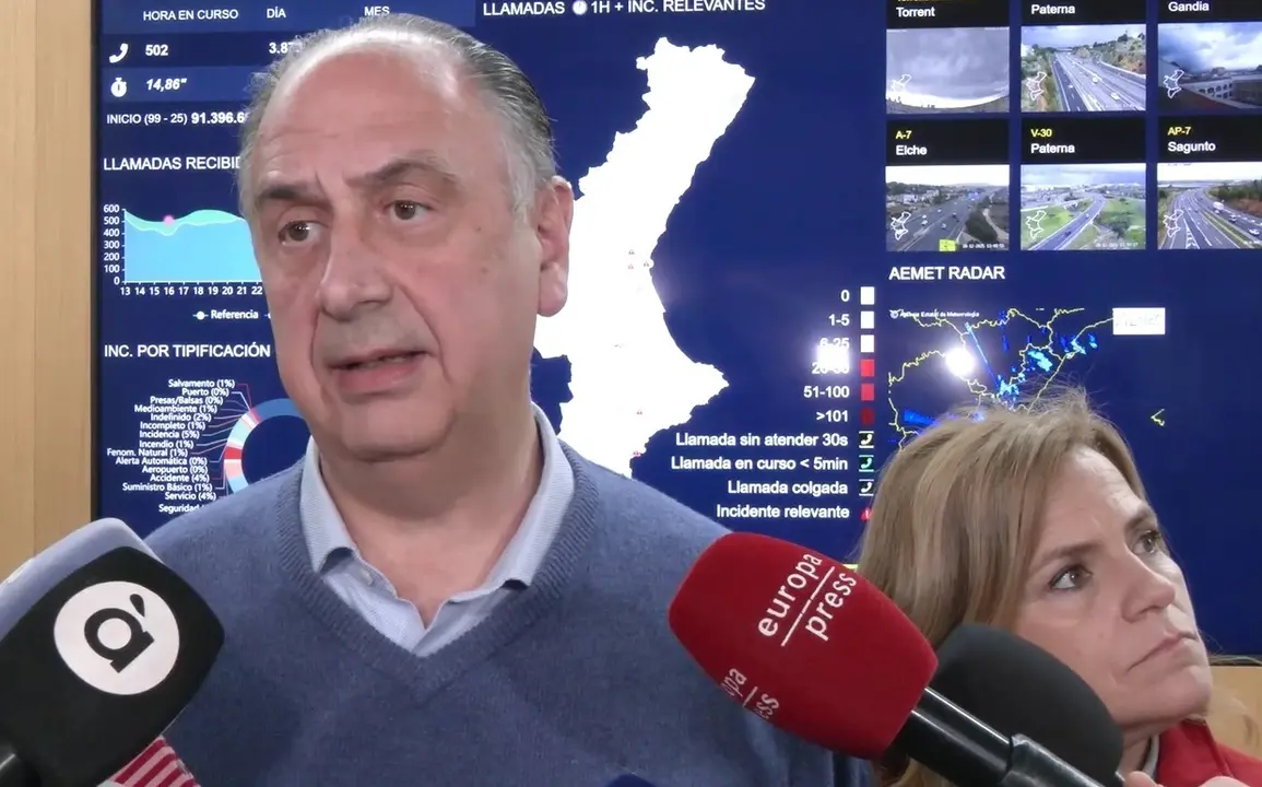El conseller de Emergencias e Interior de la Generalitat, Juan Carlos Valderrama, informa a los medios tras la reuni&oacute;n de coordinaci&oacute;n por las lluvias. | GVA