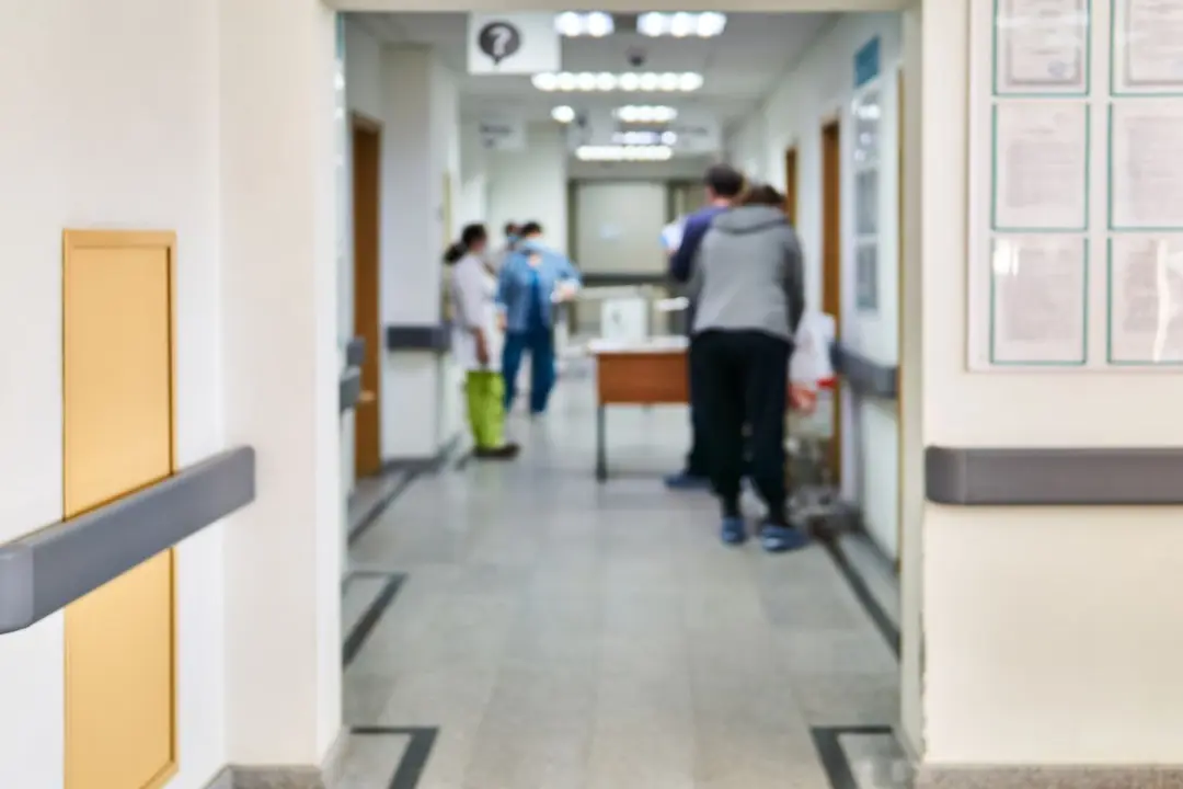 Pacientes en el pasillo de un hospital | Foto de 123RF/haritonoff