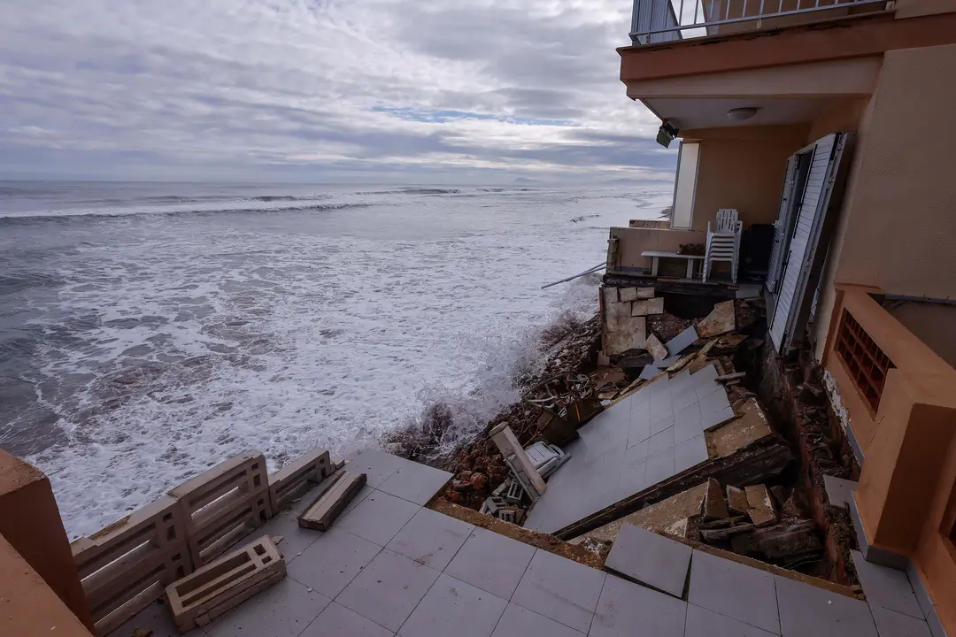 Efectos del temporal en la playa de Tavernes de la Valldigna. | Europa Press.