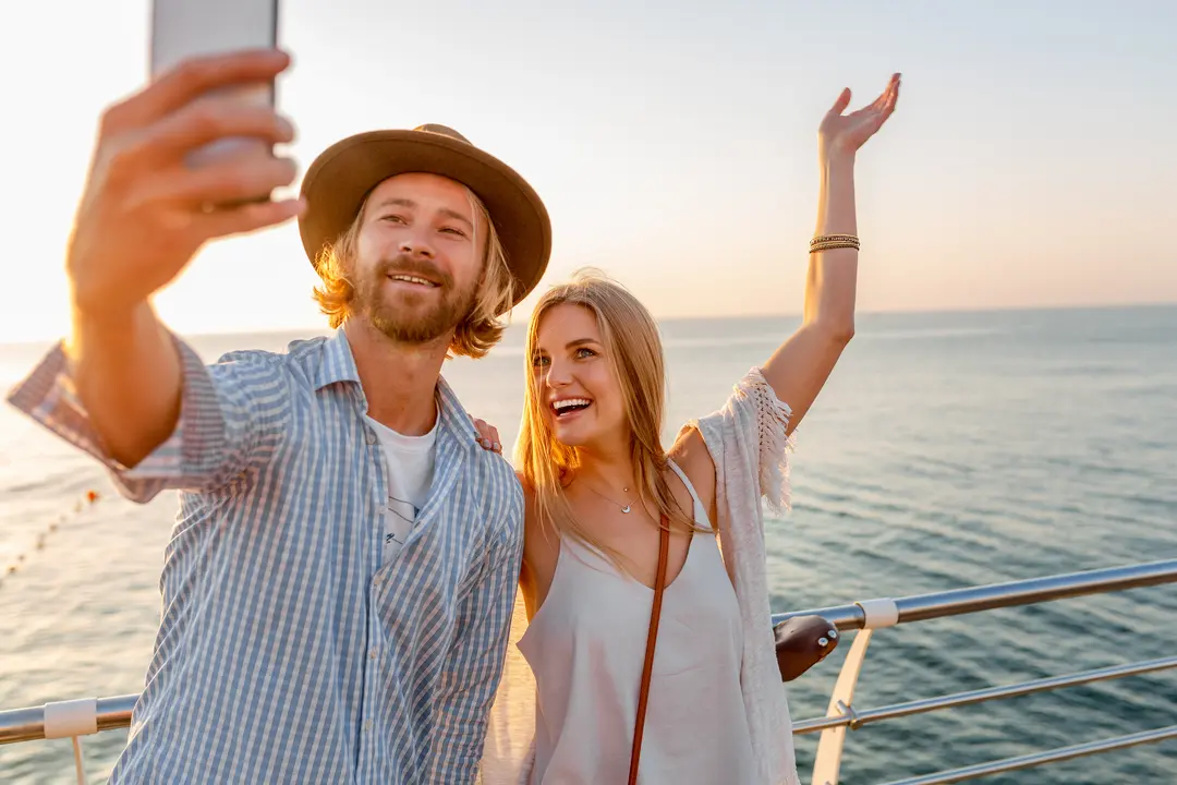 Pareja viajando. Pexels