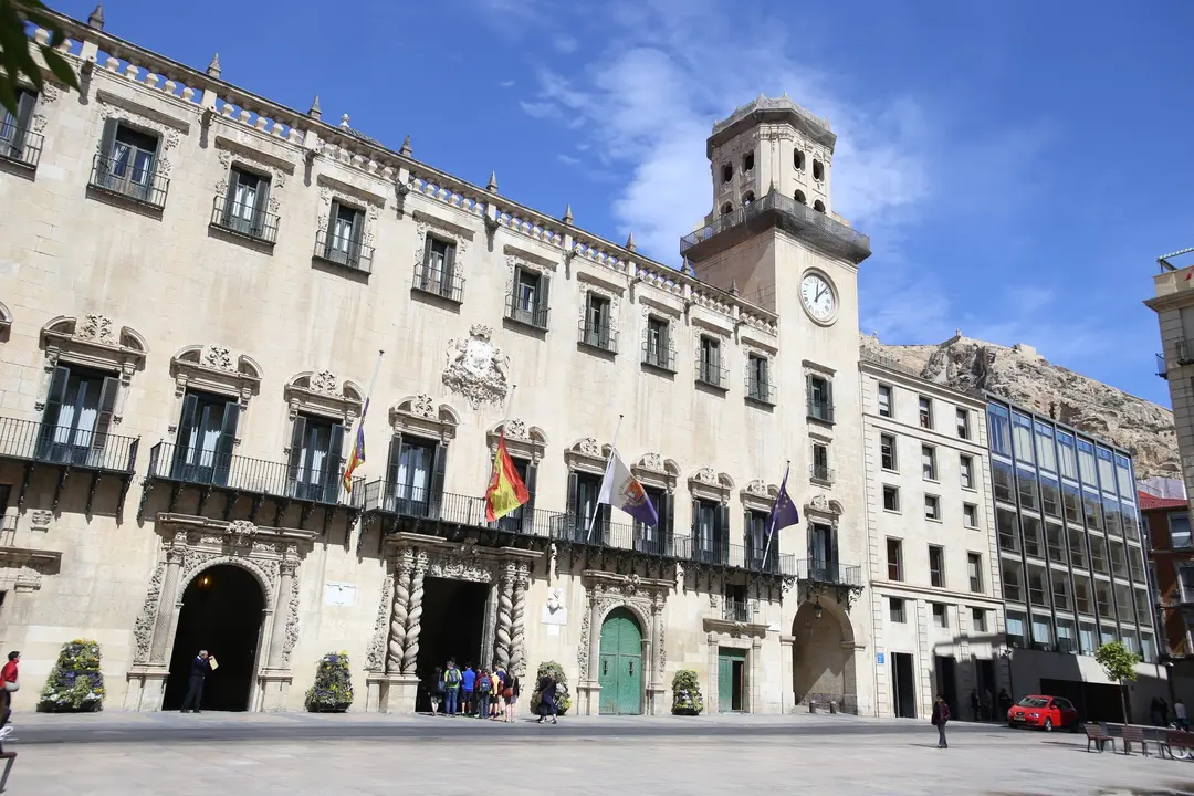Fachada del Ayuntamiento de Alicante. | Europa Press.