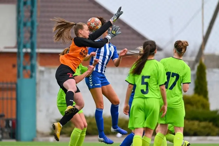 Unas jugadoras juegan un partido de f&uacute;tbol | 123RF/Vitleo