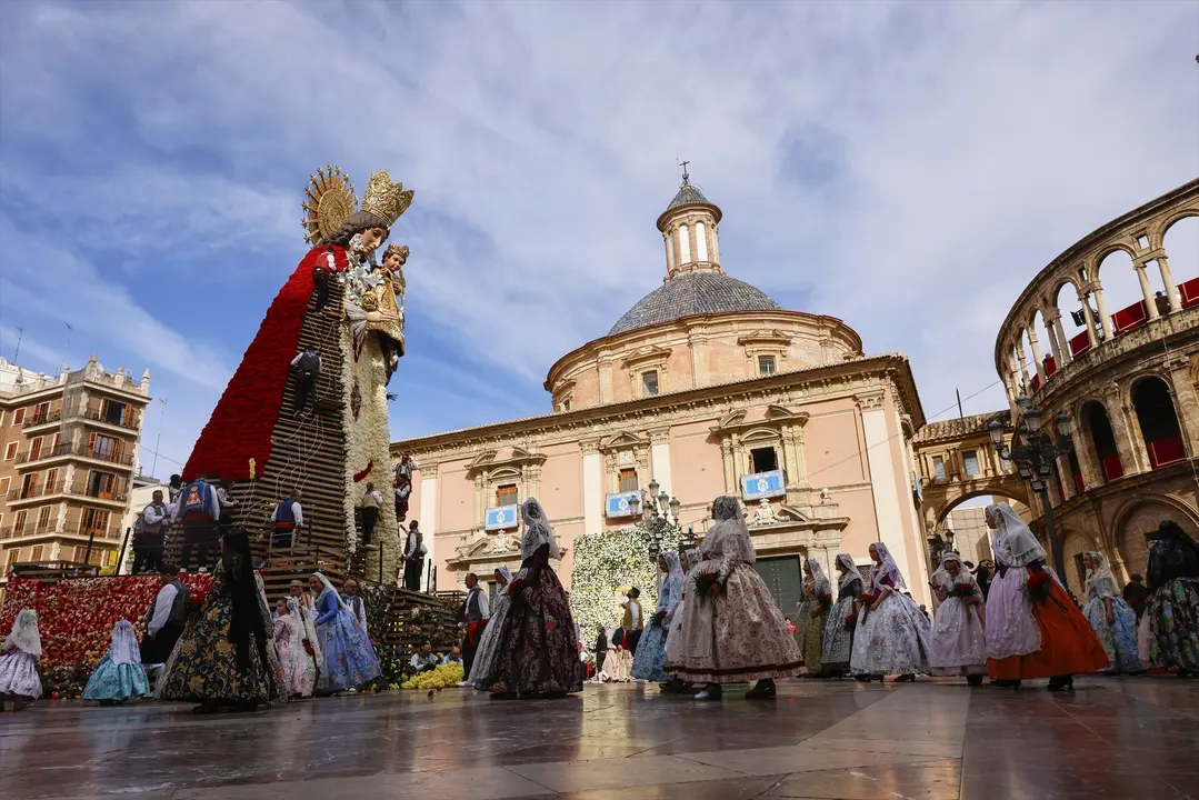 Varias personas llevan flores durante el segundo d&iacute;a de ofrenda floral a la Virgen de los Desamparados, a 18 de marzo de 2026, en Valencia.
- Rober Solsona - Europa Press