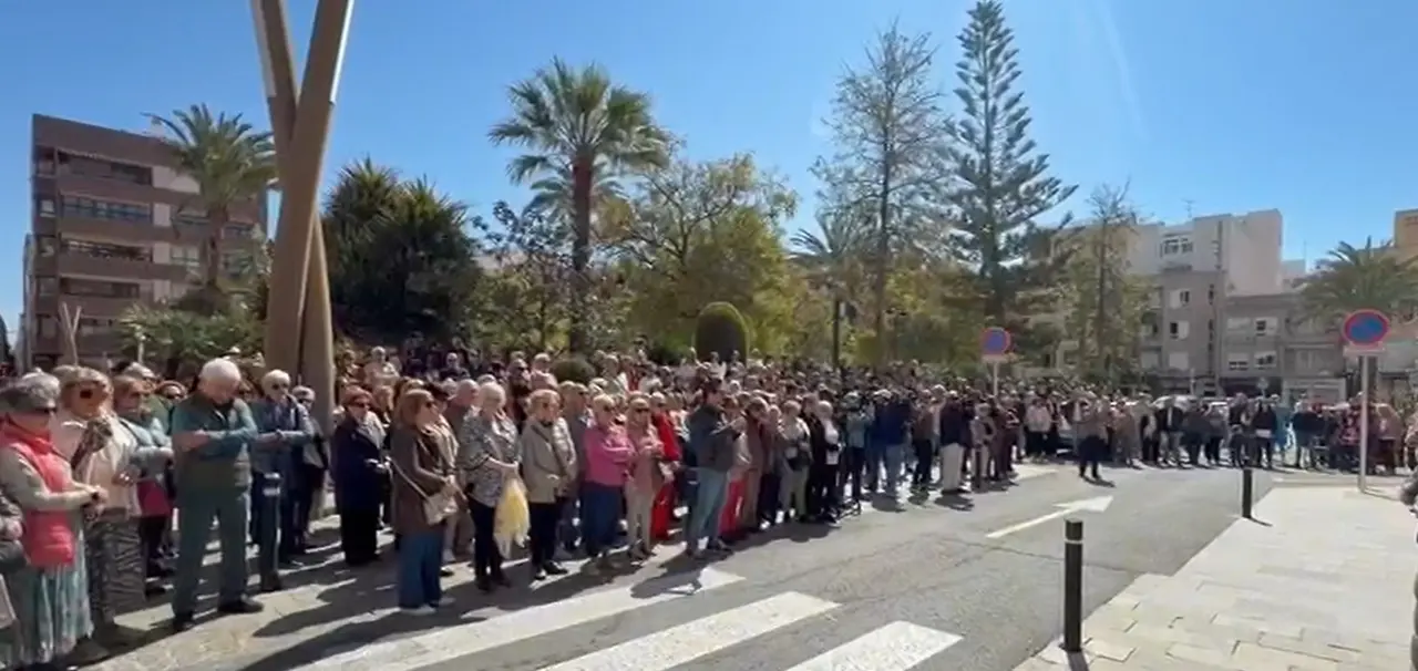 Vecinos guardan un minuto de silencio por el crimen de la menor de Torrevieja | EP