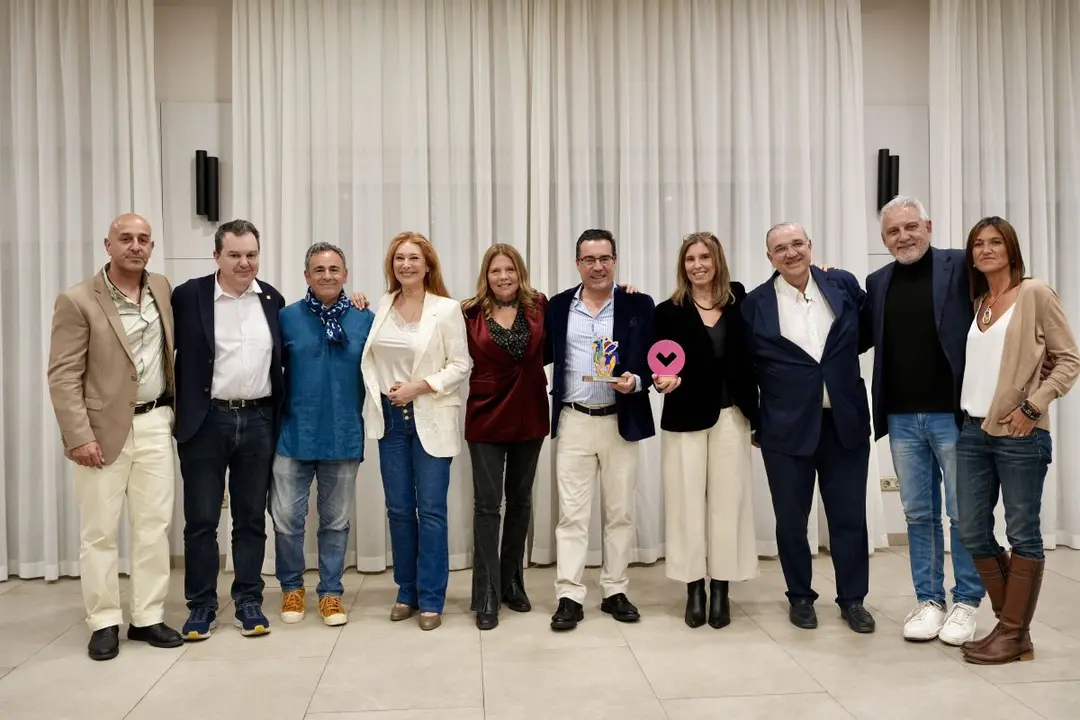Expertos y organizadores posan juntos en el festival | Foto del Festival Mundial de la Felicidad