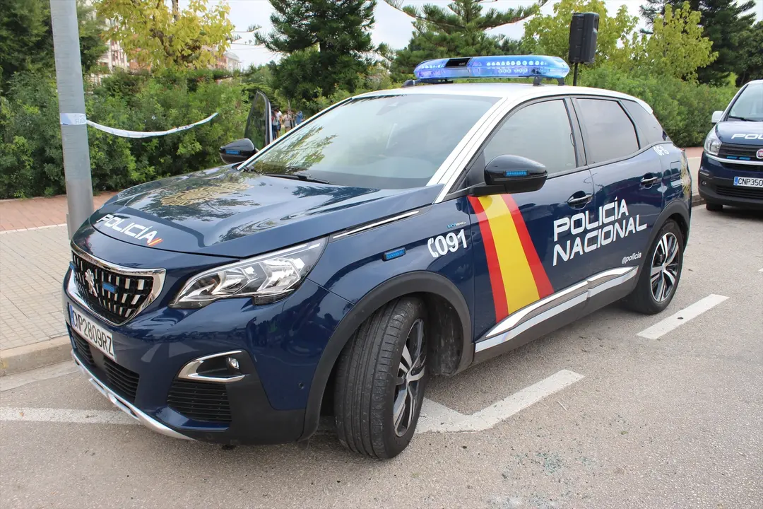 Veh&iacute;culo de Polic&iacute;a Nacional
- JEFATURA