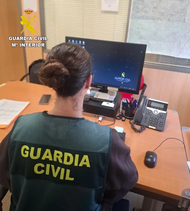 Una agente, durante una investigaci&oacute;n | Guardia Civil