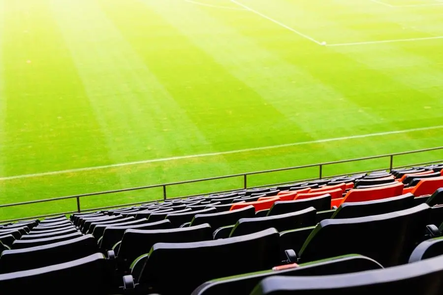 Gradas de un campo de f&uacute;tbol | Foto de 123RF/Boyloso