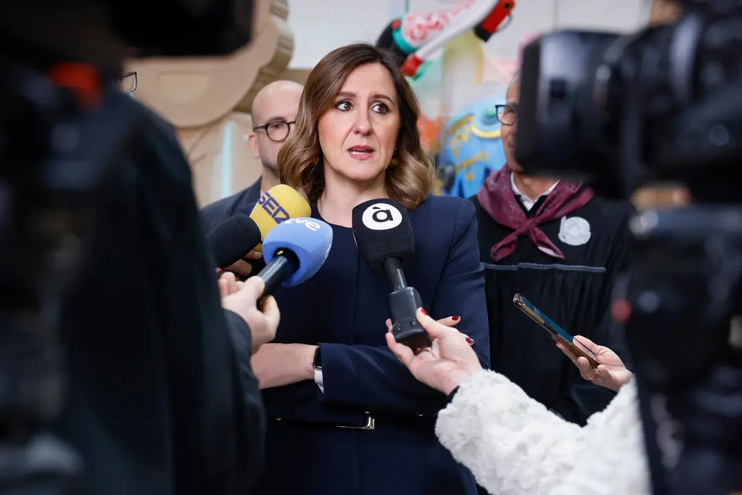 La alcaldesa de Val&egrave;ncia, Mar&iacute;a Jos&eacute; Catal&aacute;, atendiendo a los medios. | Europa Press.