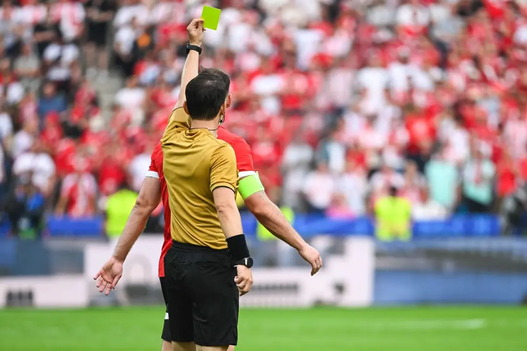 &Aacute;rbitro durante un partido | Foto de 123RF/dziurek