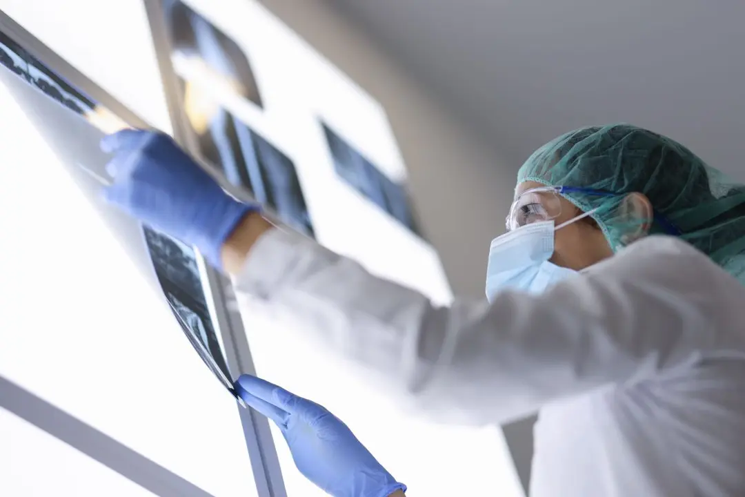 M&eacute;dico analizando unas pruebas | Foto de 123RF/kuprevich