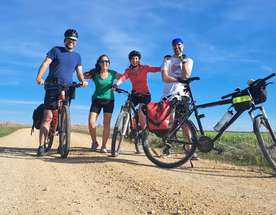 Alejando Porto (izquierda), paciente de glioblastoma con TTFields, junto a sus compa&ntilde;eros de viaje.