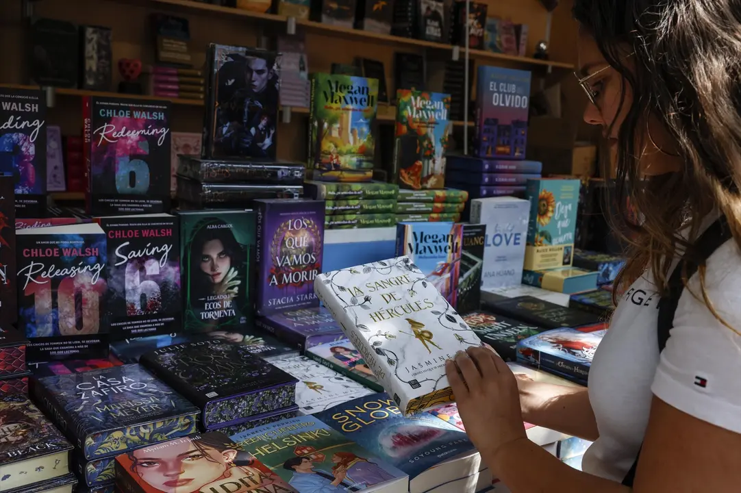 Una joven en la Fira del Llibre de Val&egrave;ncia en la inauguraci&oacute;n de su 61 edici&oacute;n
- ROBER SOLSONA/EUROPA PRESS