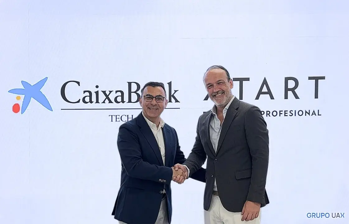 Jes&uacute;s Lanero, director general de CaixaBank Tech, y Alejadro Codina, director de Formaci&oacute;n Profesional del Grupo UAX