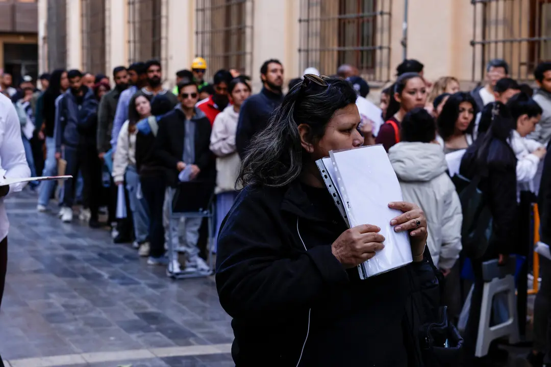 Colas para gestionar documentos en el primer d&iacute;a de la regularizaci&oacute;n presencial. | EuropA Press.