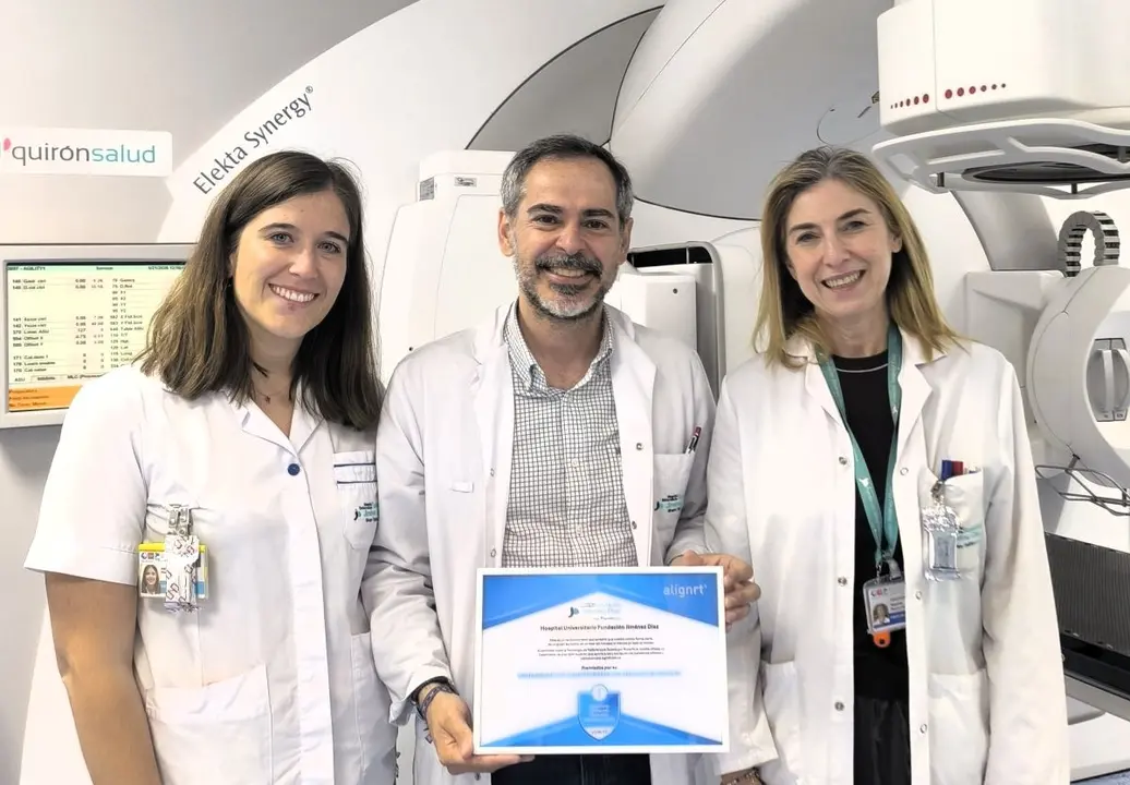 De izquierda a derecha: Adriana Hurtado, supervisora del servicio, el doctor Javier Luna y Magnolia Rinc&oacute;n | Foto de Fundaci&oacute;n Jim&eacute;nez D&iacute;az
