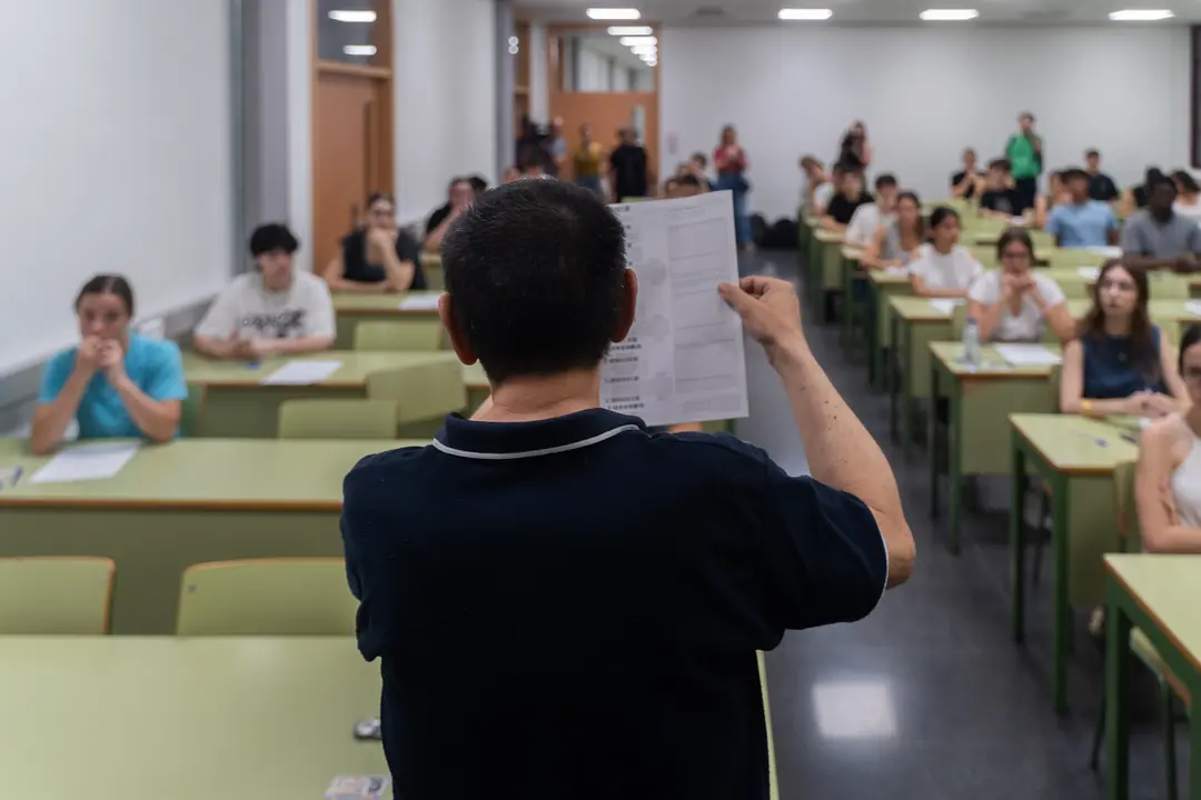 Un profesor antes de comenzar un examen de la PAU | Europa Press